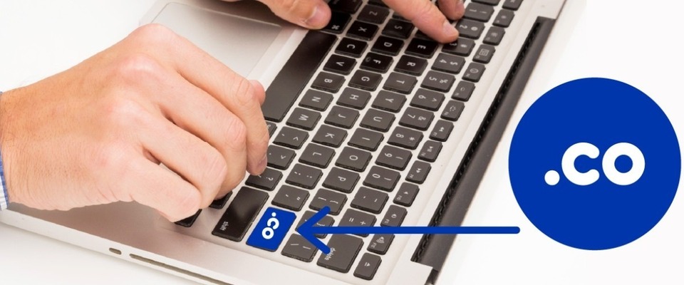 Imagen diseñada de una mano sobre un teclado resaltando la tecla .co