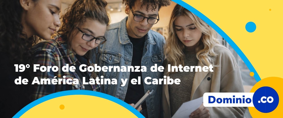 Foto de jóvenes reunidos observando unos documentos